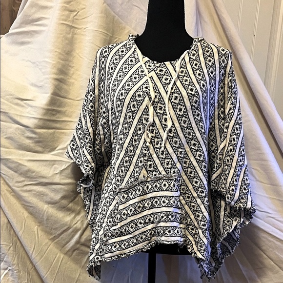 Elan Black and White Patterned Poncho - Picture 2 of 3